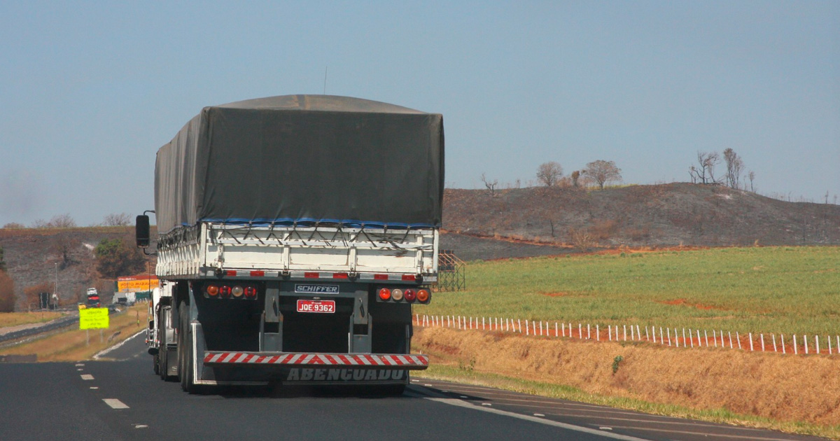 Caminhão transporta grãos em rodovia. Fonte: Jornal da USP