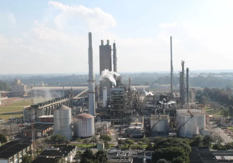 Fábrica de Fertilizantes Nitrogenados (FAFEN) em Araucária-PR. Fonte: O Cafezinho