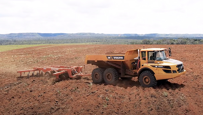 Máquina da Volvo CE em cenário agrícola. Fonte: Lexicar Brasil