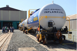 Vagões da Rumo Logística para transporte de etanol. Fonte: Renato Lobo / Via Trolebus